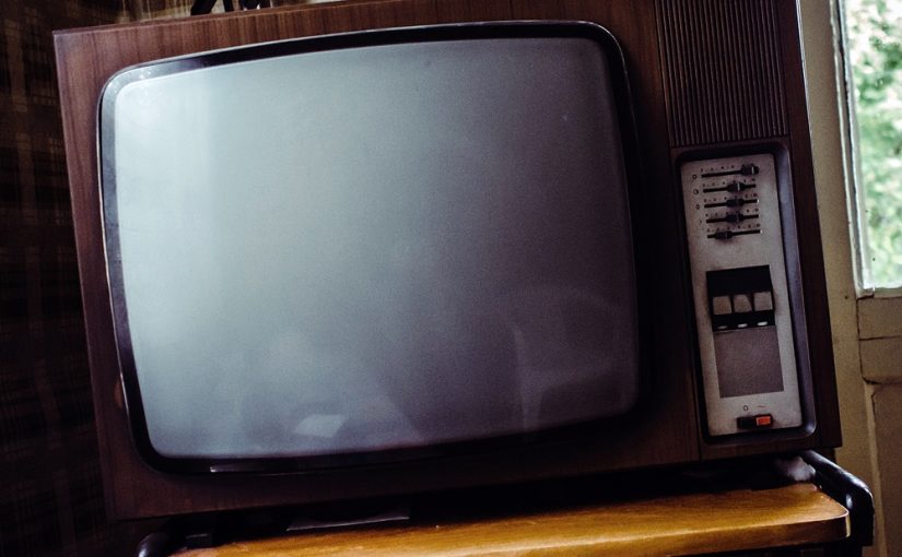 Ile osób w Polsce ma w domu telewizor? Z danych GUS wynika, że coraz mniej